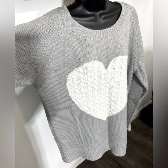 New Soft & Cozy Long Loose Light Gray & White Heart Sweater Size XL NWOT - Picture 4 of 11